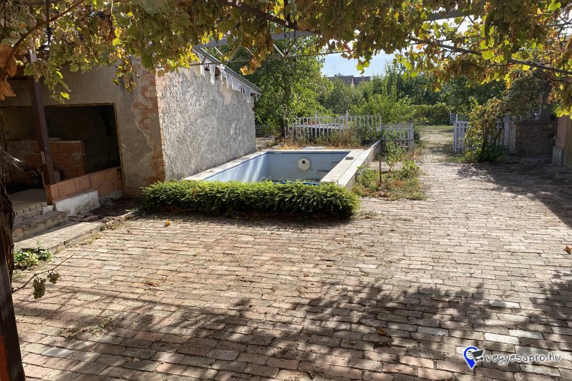 Költözzön a nyugalom szigetére! Családi ház napelemmel és hatalmas, élménydús kerttel Szeged-Szentmihályon