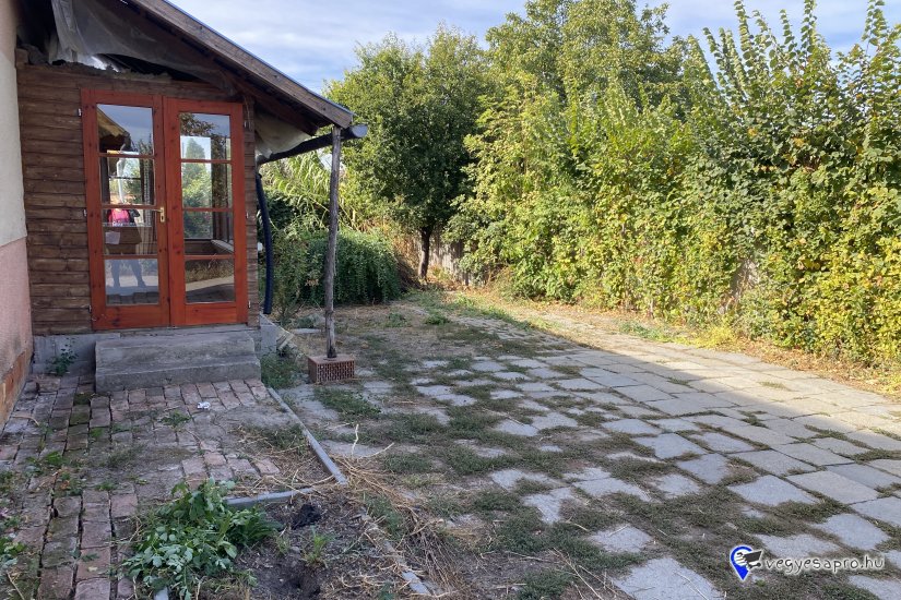 Költözzön a nyugalom szigetére! Családi ház napelemmel és hatalmas, élménydús kerttel Szeged-Szentmihályon