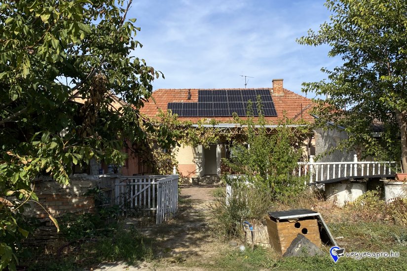 Költözzön a nyugalom szigetére! Családi ház napelemmel és hatalmas, élménydús kerttel Szeged-Szentmihályon