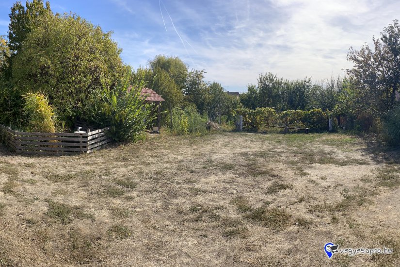 Költözzön a nyugalom szigetére! Családi ház napelemmel és hatalmas, élménydús kerttel Szeged-Szentmihályon