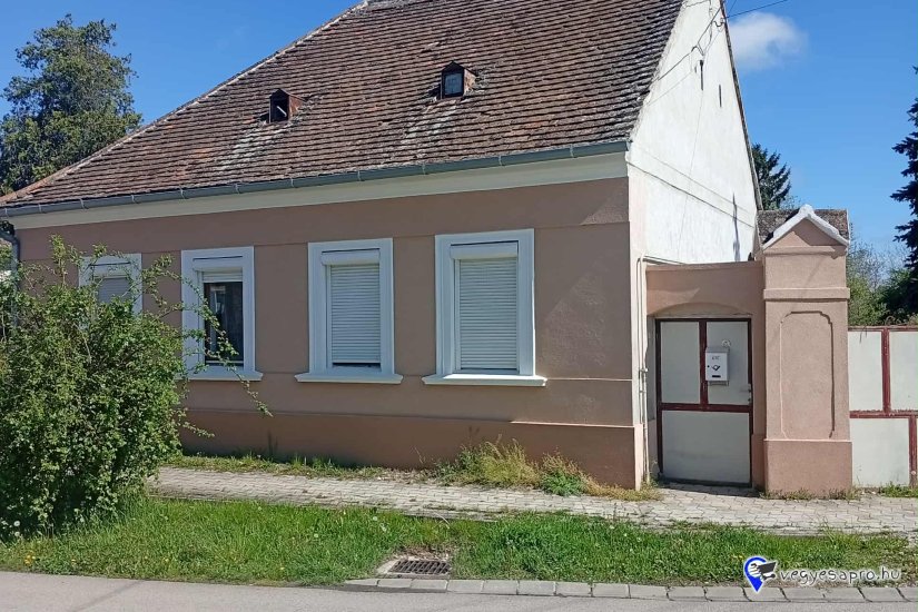 Családi ház eladó Zsira településen.